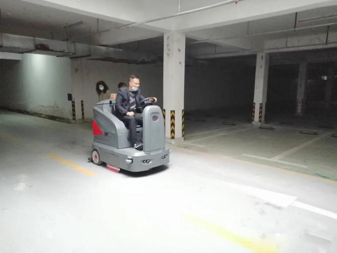 楚雄小区物业保洁不用人力改用驾驶式洗地机了